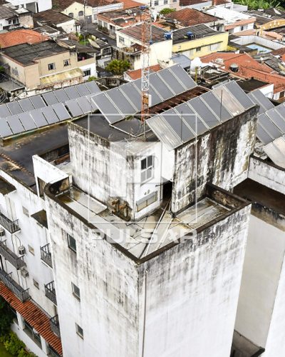 Vista de cima de painéis solares fotovoltaicos em cima de prédio Local: Lavras - Minas Gerais Data: 12/2022 Codigo:  44JPR715 Autor: João Prudente